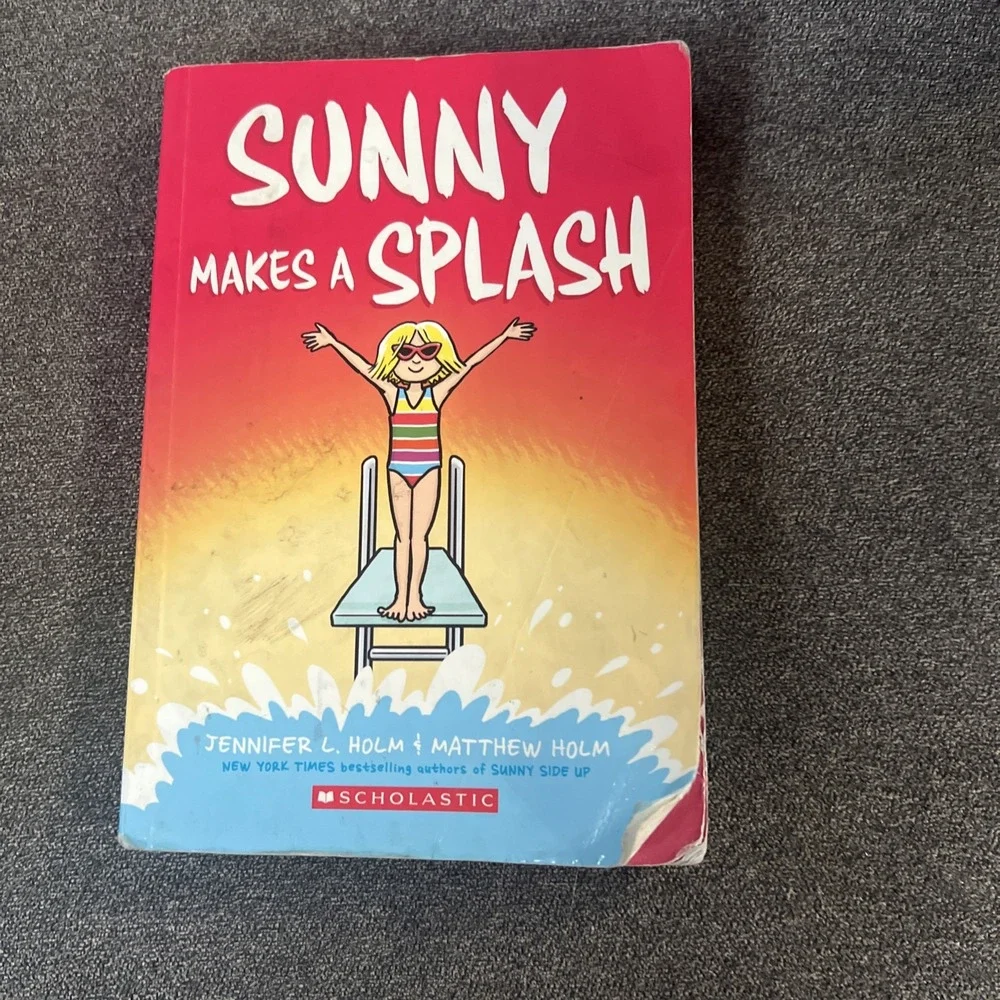 Sunny Makes a Splash: a Graphic Novel (Sunny #4) by Jennifer L. Holm (Paperback)